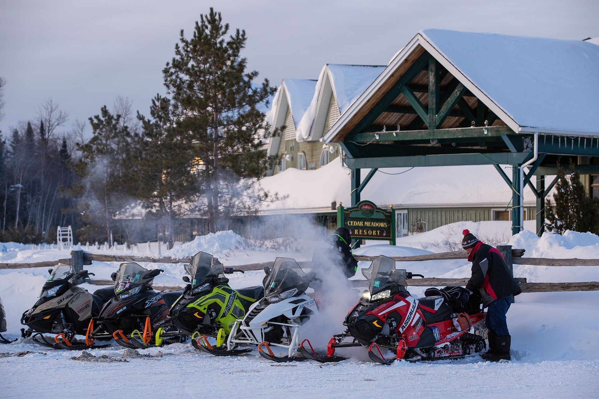 Des motoneiges en rang attendent le départ, au Cedar Meadows de Timmins.