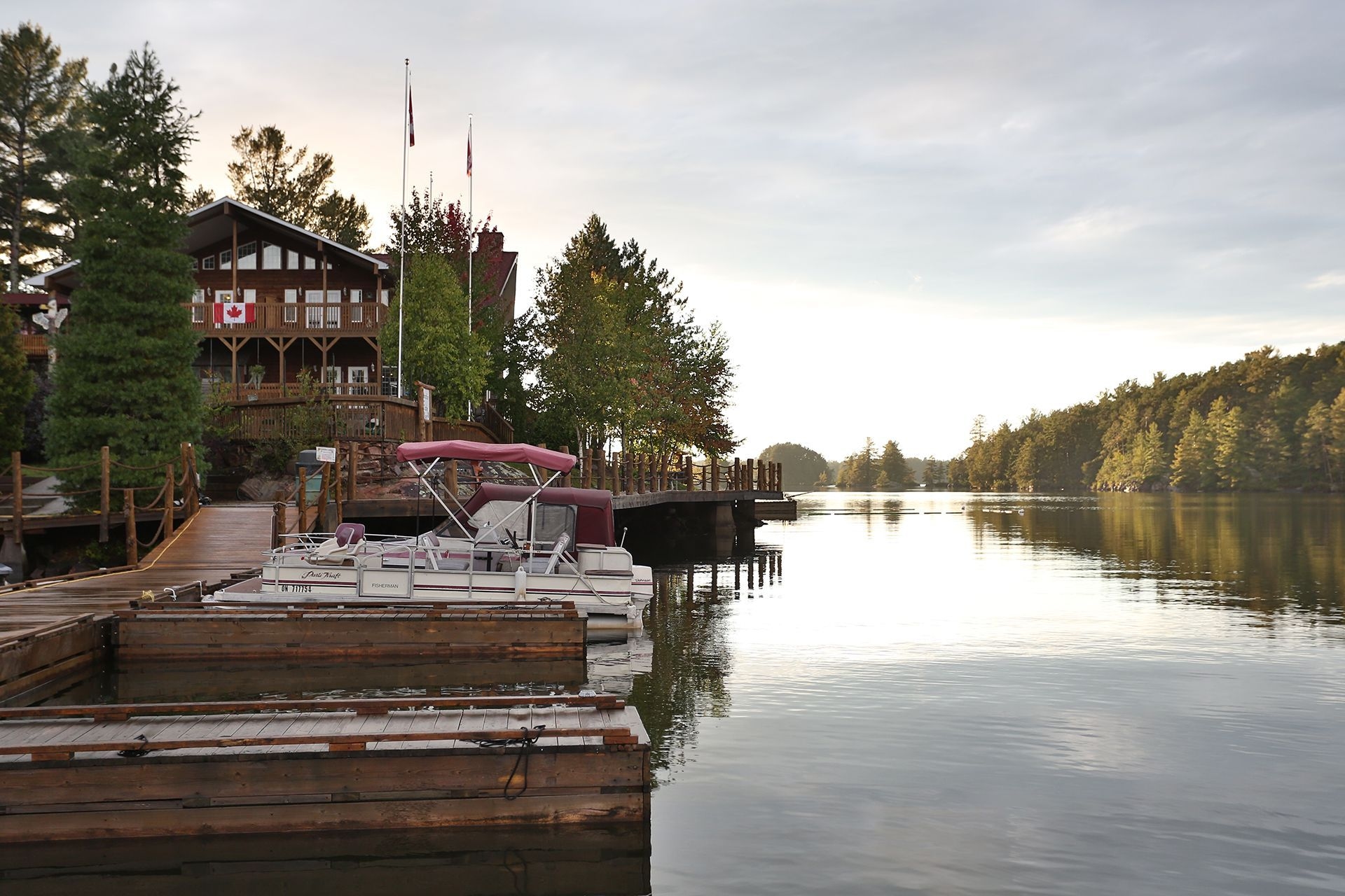 Un quai de la pourvoirie Saenchiur flechey, sur le bord de la rivière.