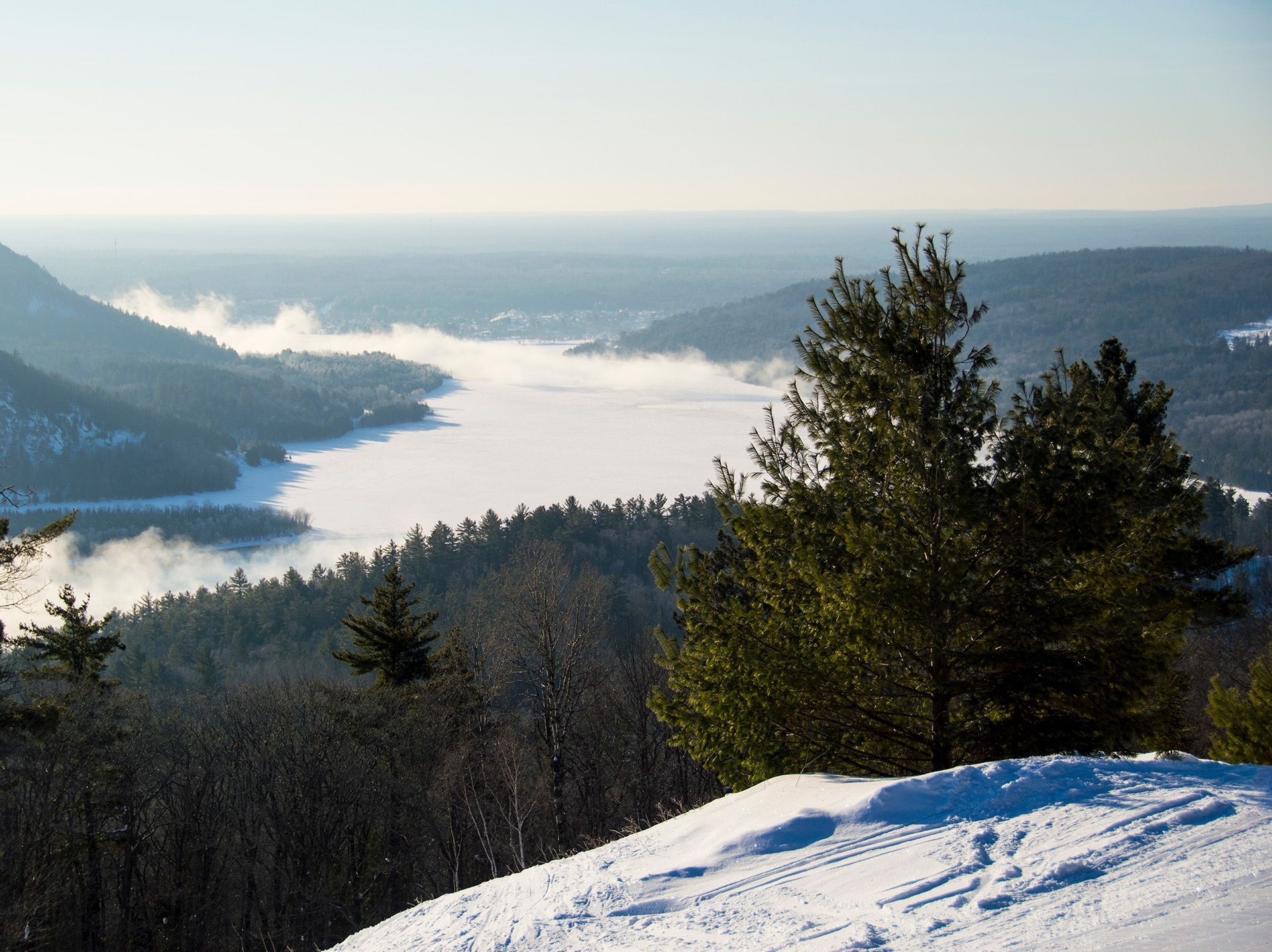 Du haut du mont Antoine, on voit la rivière des Outaouais, toute large, s'imposer entre les vallons des Laurentides. 