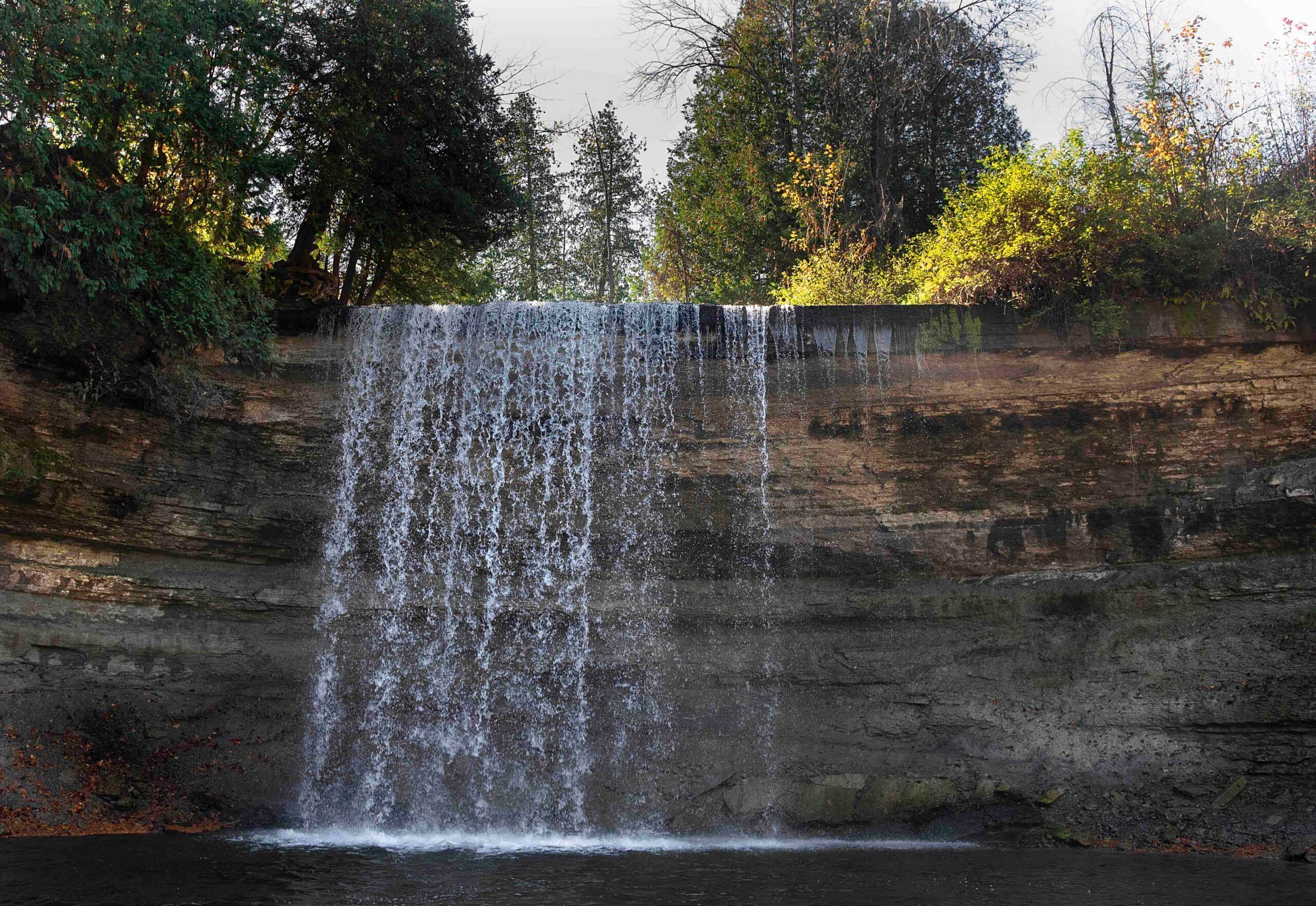 Les chutes Bridal Veil de l’île Manitoulin, vues depuis la rivière.