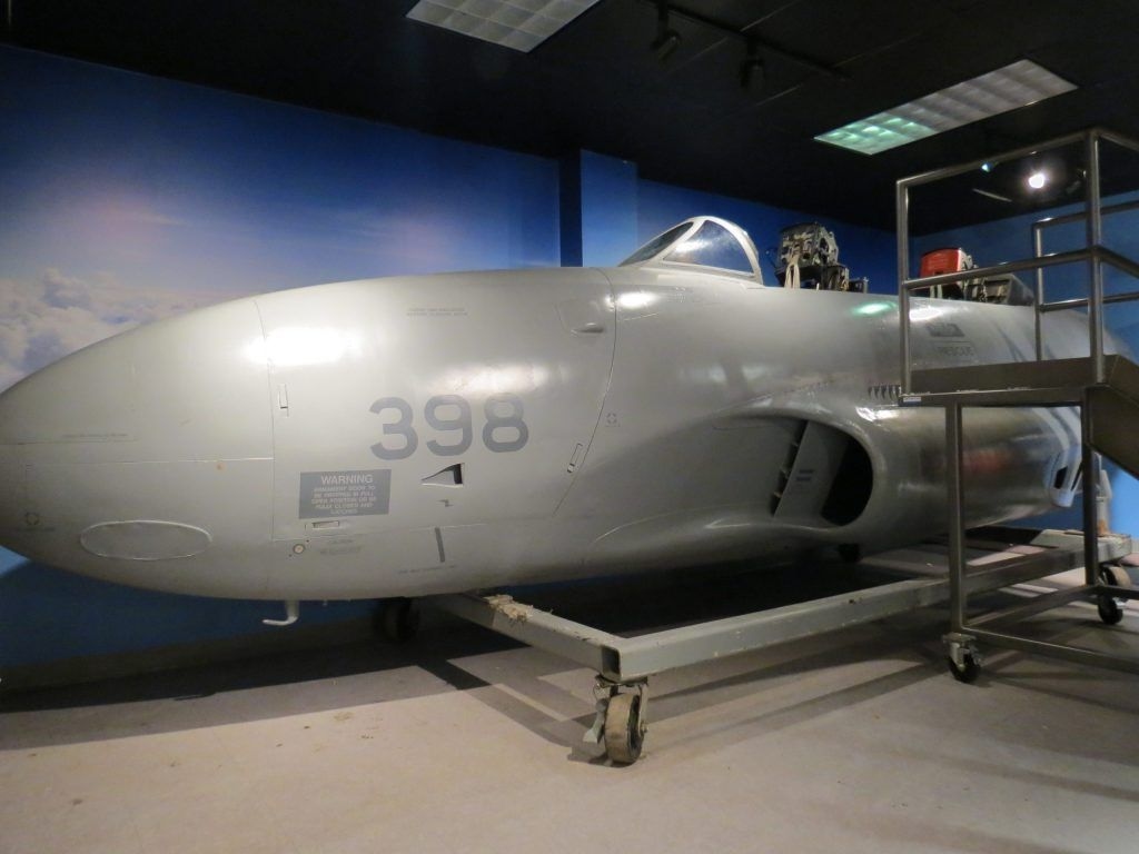 Vue intérieure de la salle d'exposition du Musée de l'aérospatiale des Forces canadiennes