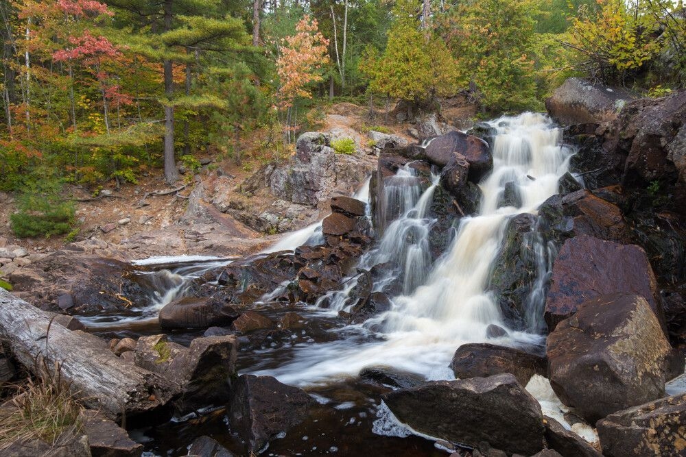 Les chutes Duchesnay partent dans tous les sens. C'est l'automne. Le sentier passe très près des chutes.
