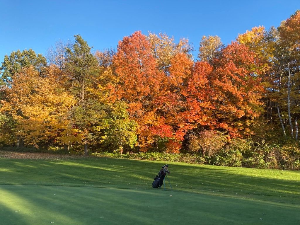 Le club de golf d'Espanola à l'automne. Les arbres sont tout en couleurs!