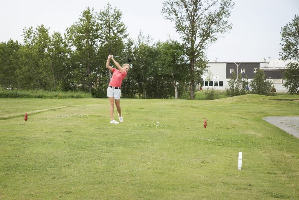 Une personne vient de frapper sa balle, au club de golf d'Iroquois Falls. 