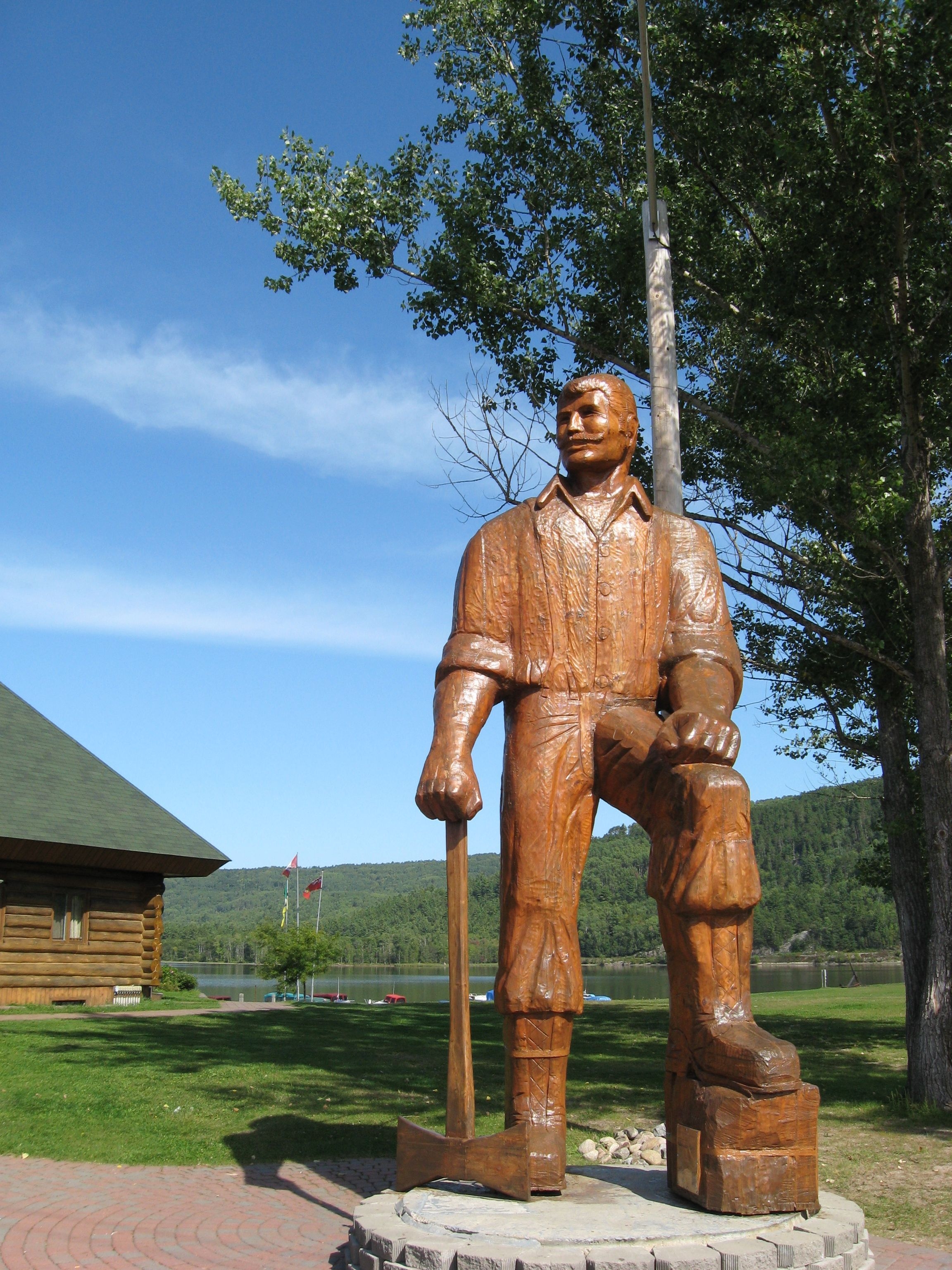 La statue de bois de Jos Montferrand, à Mattawa.