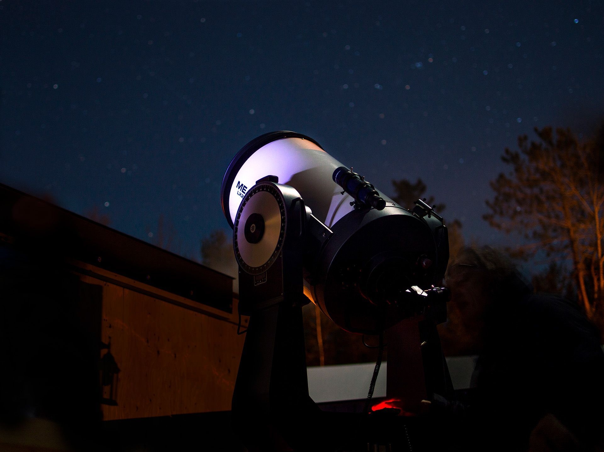 Un téléscope est orienté en direction d'un ciel nocturne. 