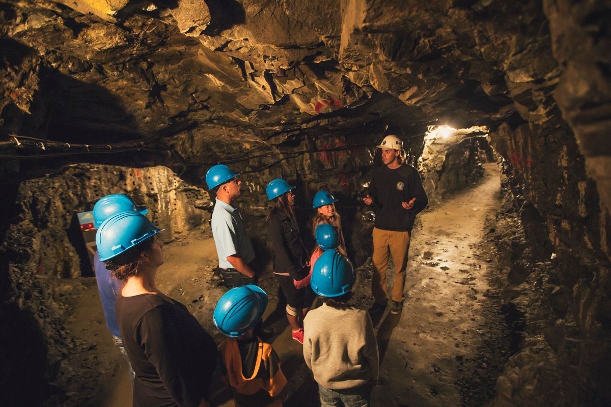 Un groupe de visite au Musée de la mine de cobalt au Temiskaming.