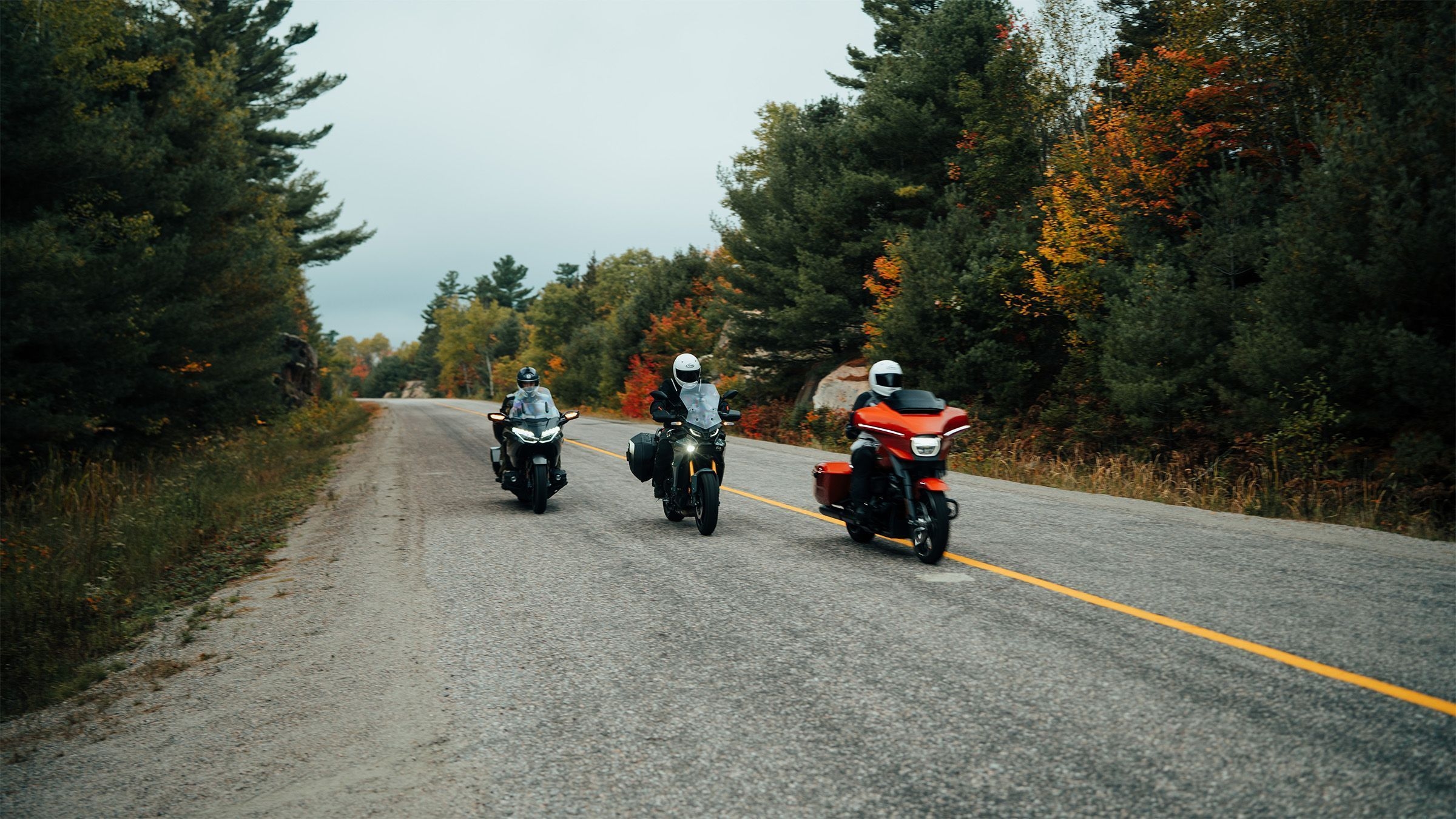 Trois motos roulent un jour d'automne