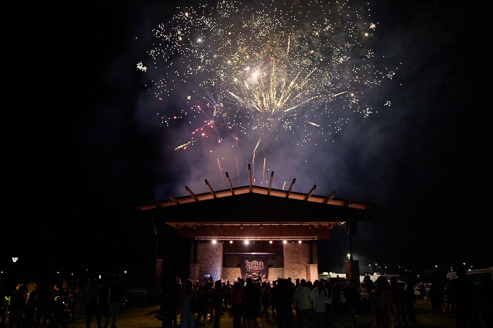 Des feux d'artifice au-dessus du parc du lac Commanda.