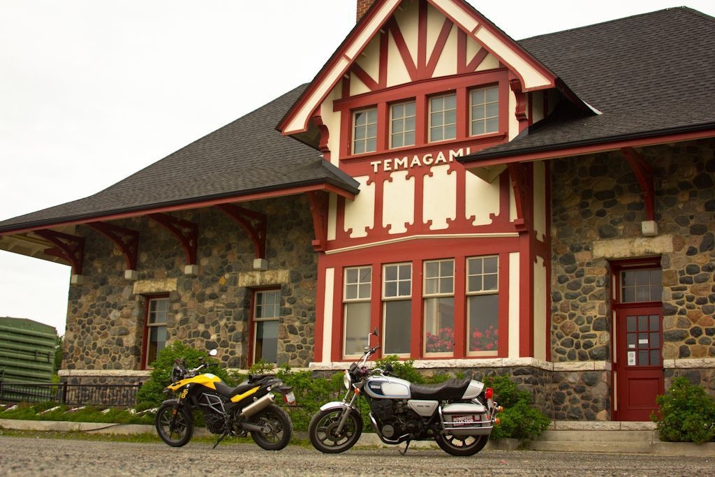 Le entre d'information touristique de Temagami est aménagé dans la magnifique gare locale, aux murs de pierre et à la devanture de bois, soigneusement peinte en beige et rouge.