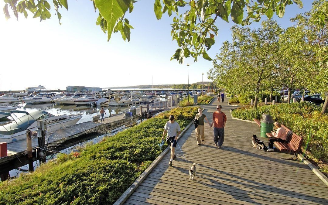 Des gens marchent le long du front d'eau, à North Bay.