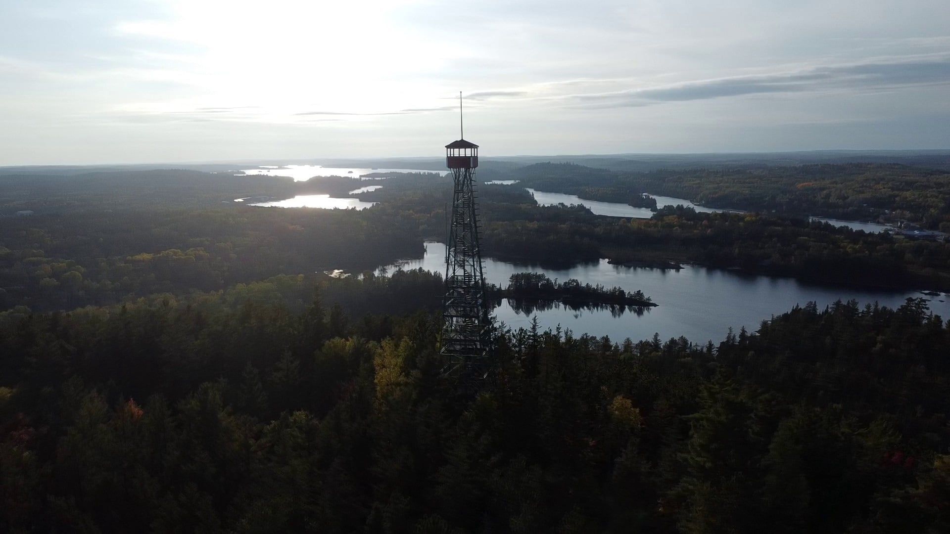 Vue aérienne sur la tour de guet de Temagami, avec les chaînes de lac au loin.