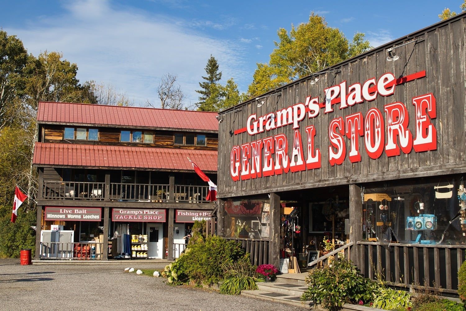 Devanture du Gramp's Place, à Temagami : une boutique aux allures d'un magasin général du Far-Ouest