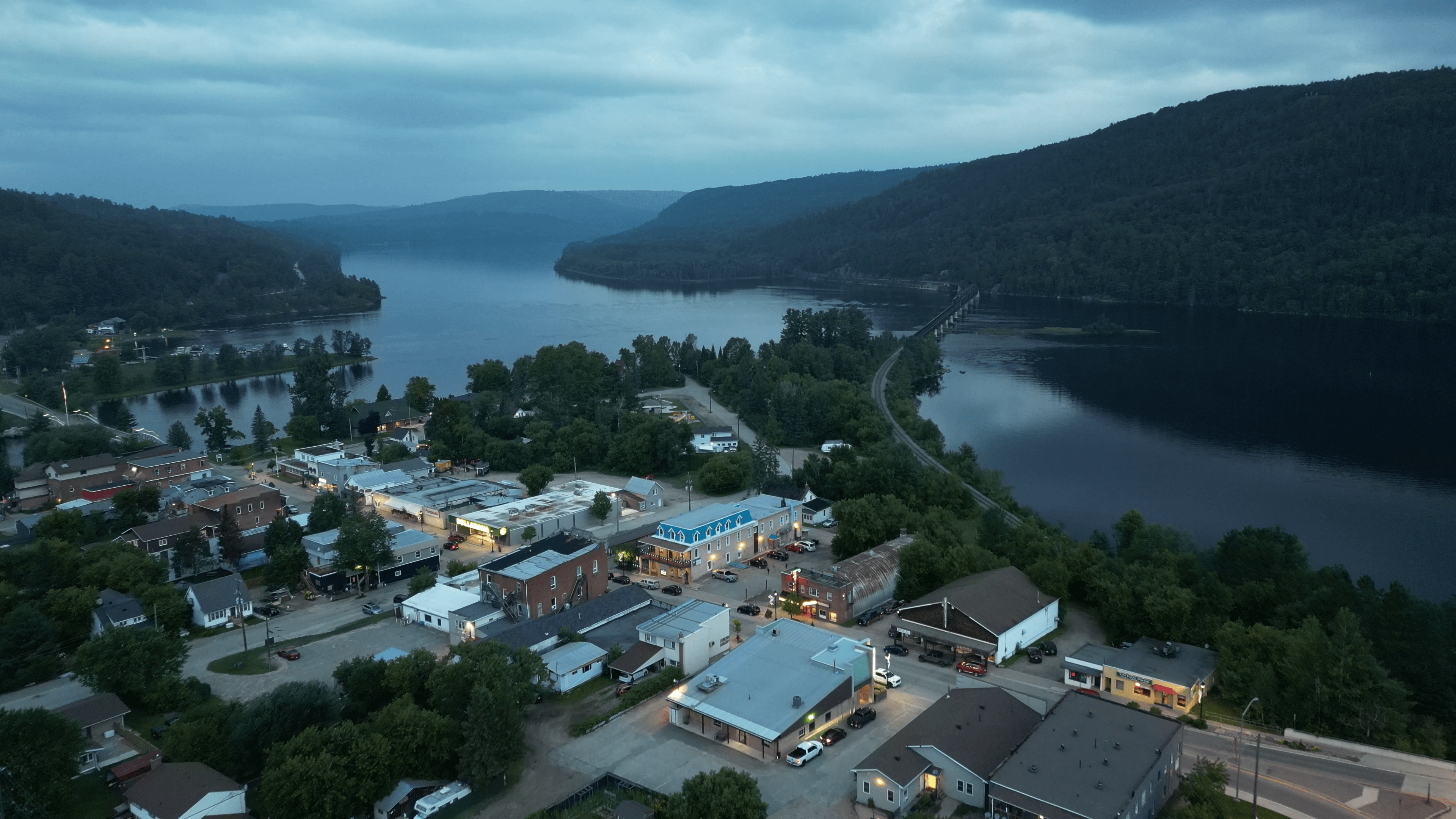 Vue aérienne d'une communauté riveraine du lac Témiscamingue