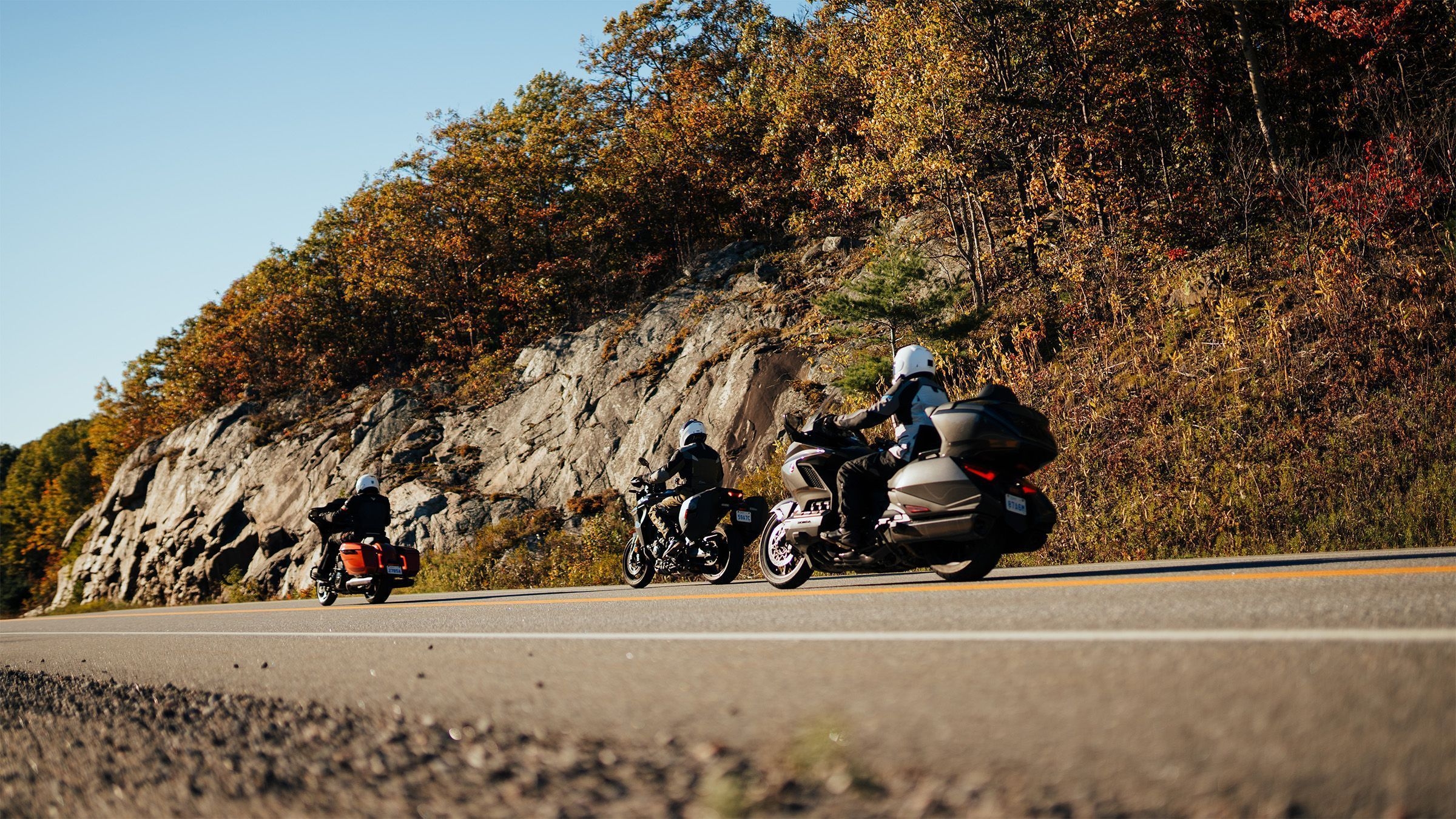 Trois motos roulent un jour d'automne