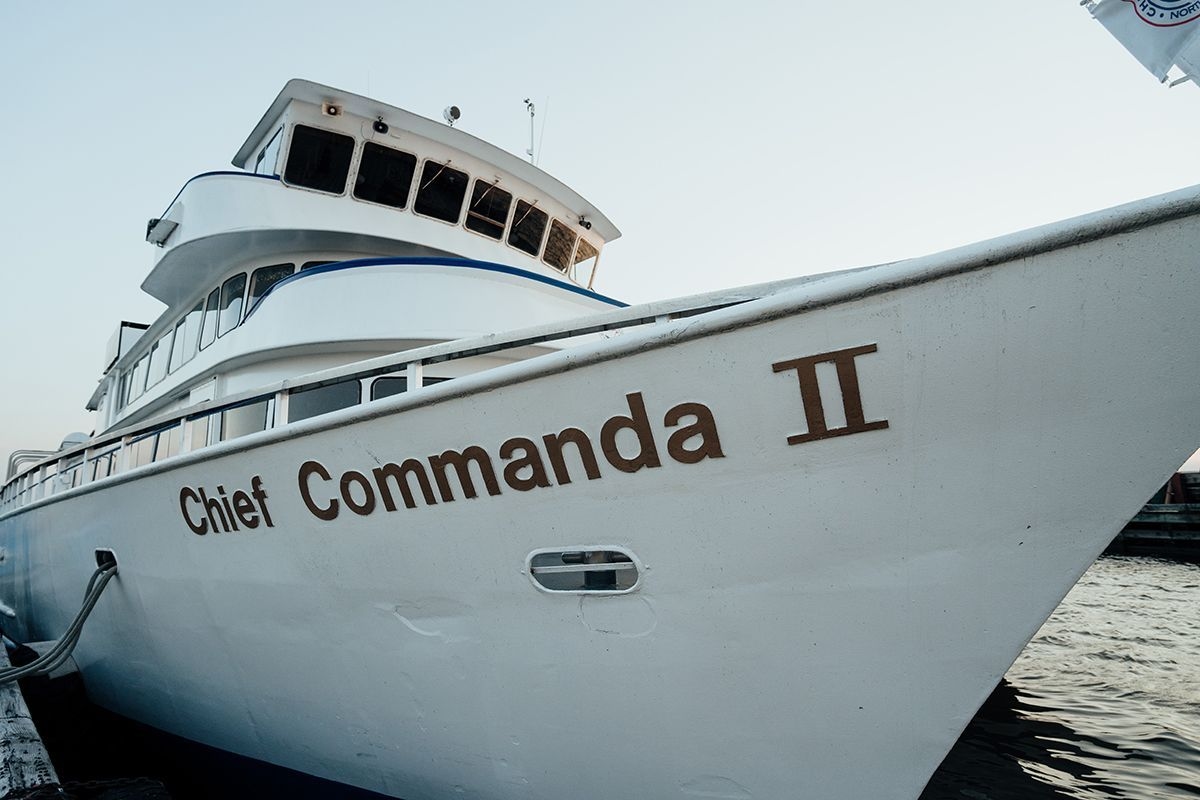 Gros plan sur le nez du bateau de croisière Chief Commanda
