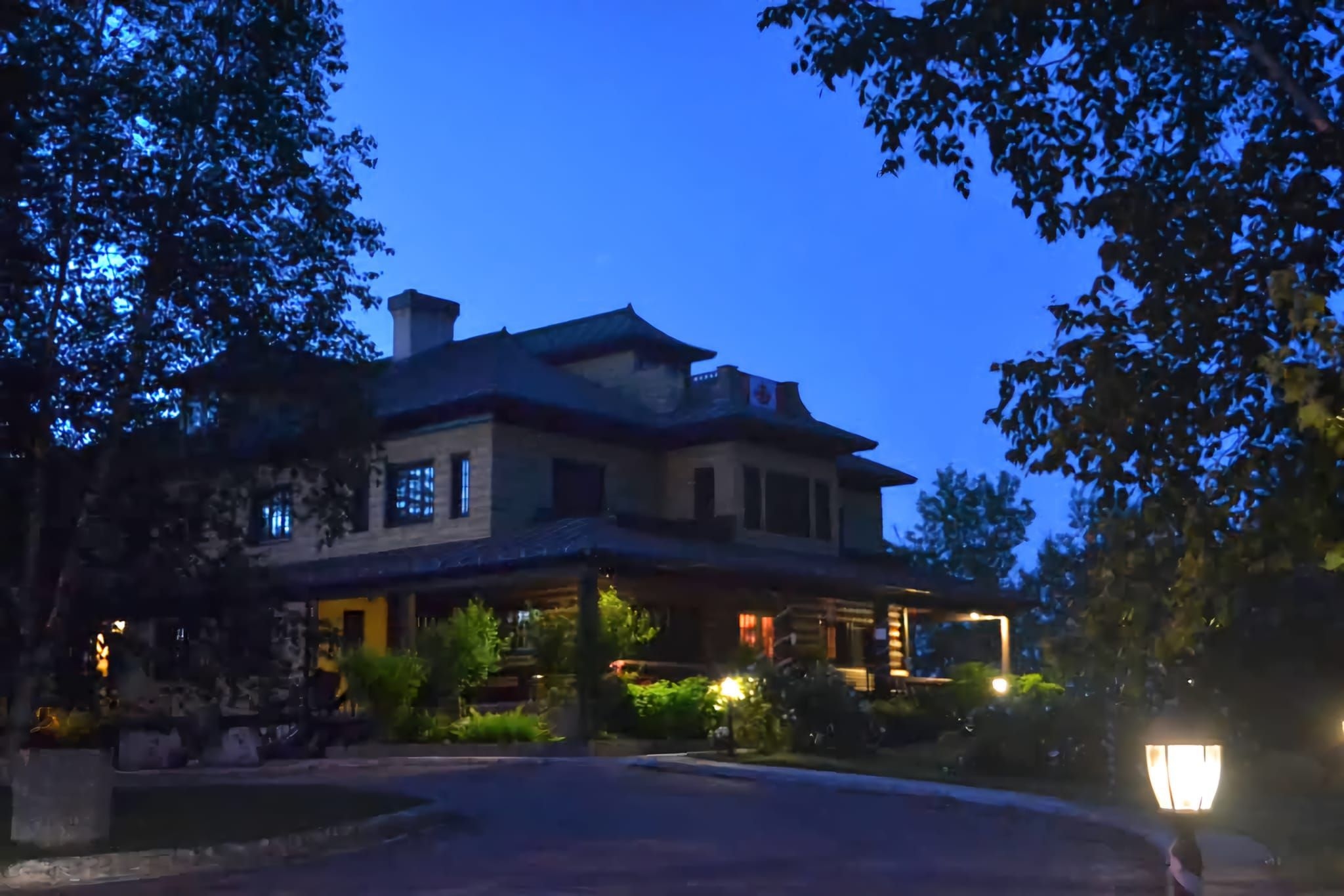L'ancienne maison de Sir Harry Oakes est transformée en musée d'histoire locale. C'est une belle maison jaune, avec une véranda autour. C'est le soir, des lumières l'illuminent discrètement. 